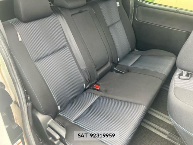 Toyota VOXY 2015-02 8851042-11