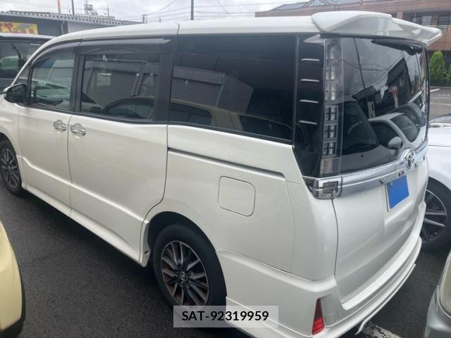 Toyota VOXY 2015-02 8851042-2