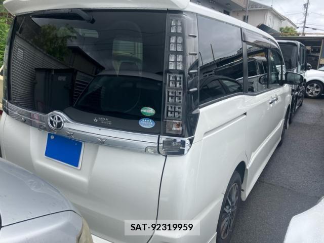 Toyota VOXY 2015-02 8851042-3