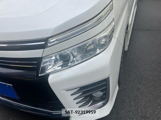 Toyota VOXY 2015-02 8851042-4