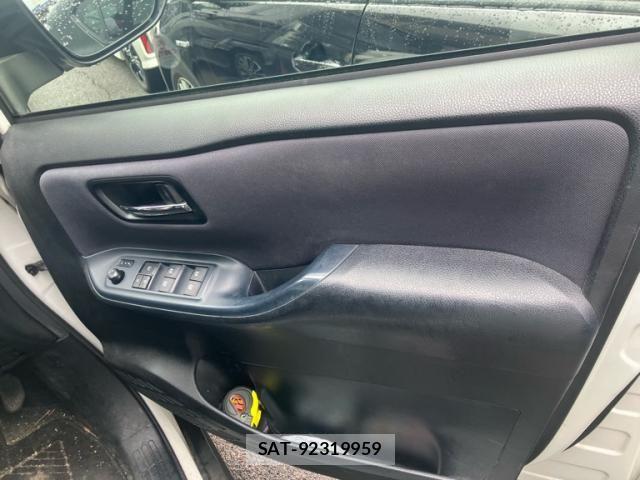 Toyota VOXY 2015-02 8851042-7