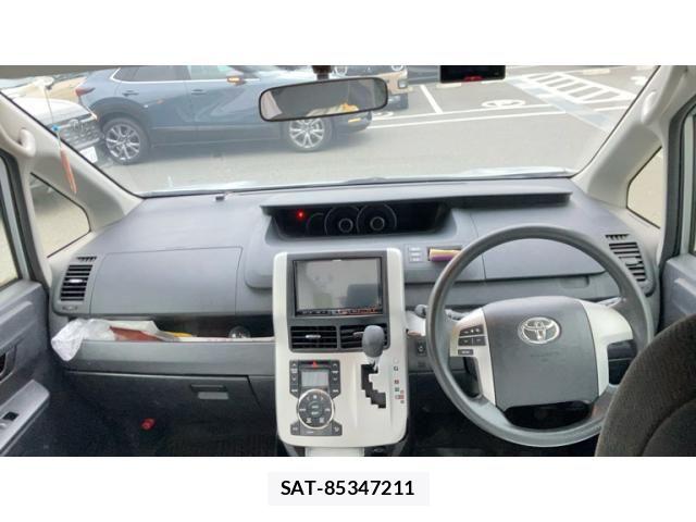 Toyota VOXY 2013-10 8851051-15