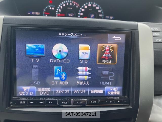 Toyota VOXY 2013-10 8851051-17
