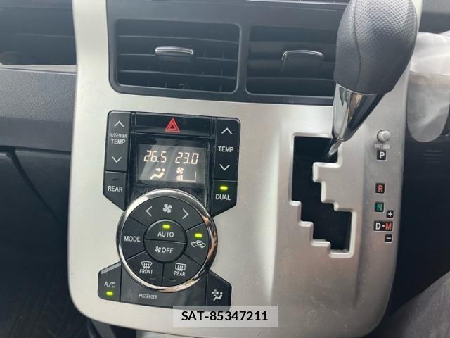 Toyota VOXY 2013-10 8851051-18