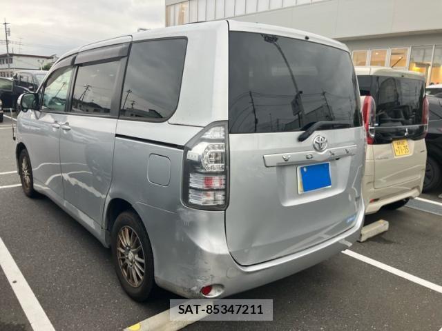 Toyota VOXY 2013-10 8851051-3