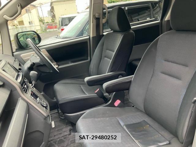 Toyota VOXY 2007-11 8851054-12
