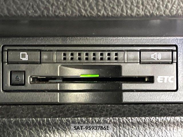 Toyota VOXY 2015-12 8851034-6