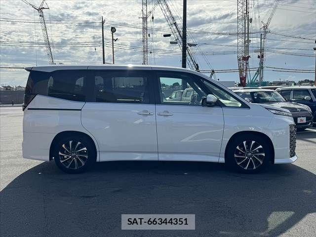 Toyota VOXY 2024-02 8851022-11
