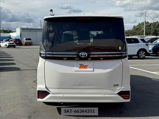 Toyota VOXY 2024-02 8851022-13
