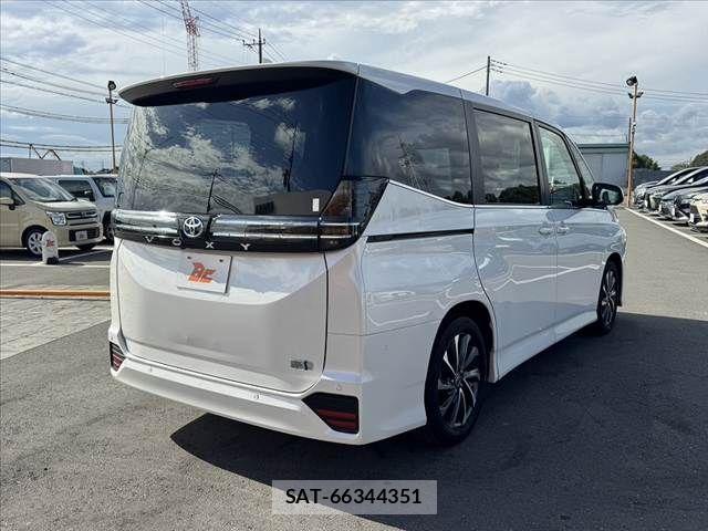Toyota VOXY 2024-02 8851022-14