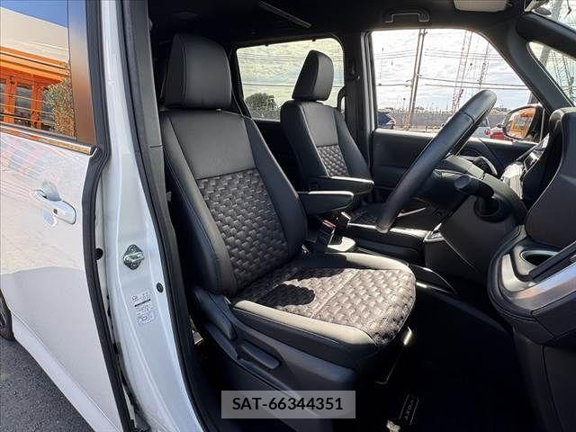 Toyota VOXY 2024-02 8851022-15