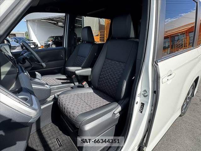 Toyota VOXY 2024-02 8851022-16