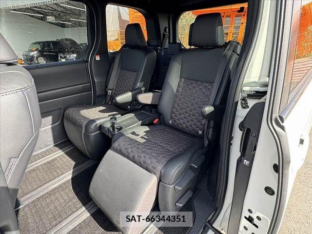 Toyota VOXY 2024-02 8851022-17