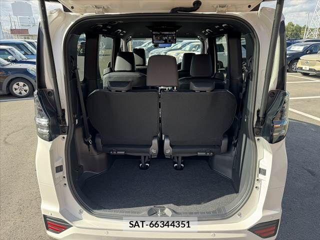 Toyota VOXY 2024-02 8851022-18