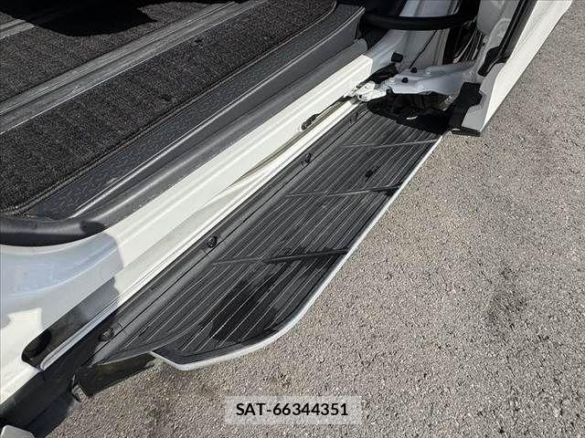 Toyota VOXY 2024-02 8851022-5