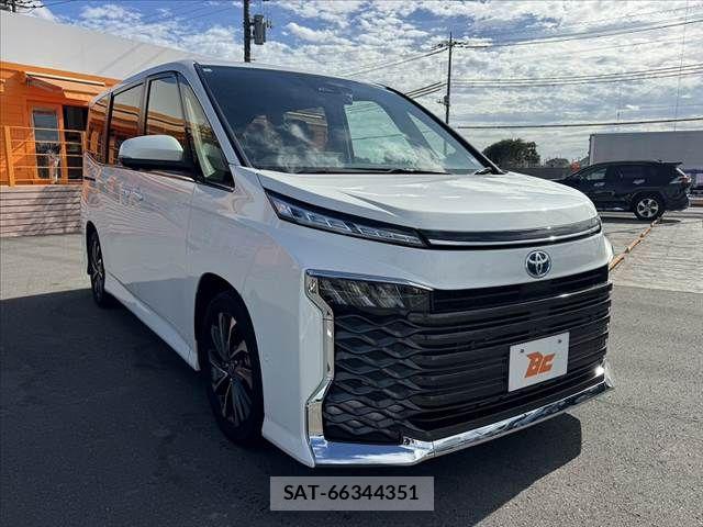 Toyota VOXY 2024-02 8851022-7