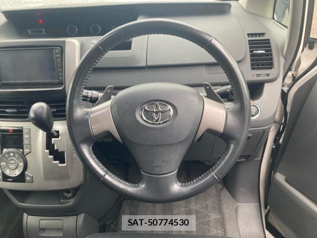 Toyota VOXY 2007-08 8851053-18