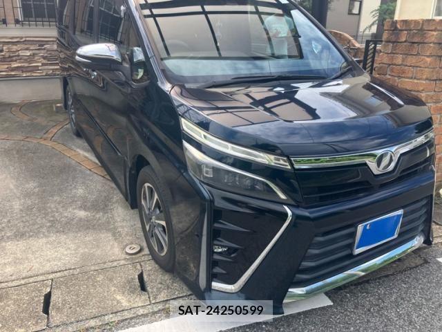 Toyota VOXY 2018-02 8851037-0