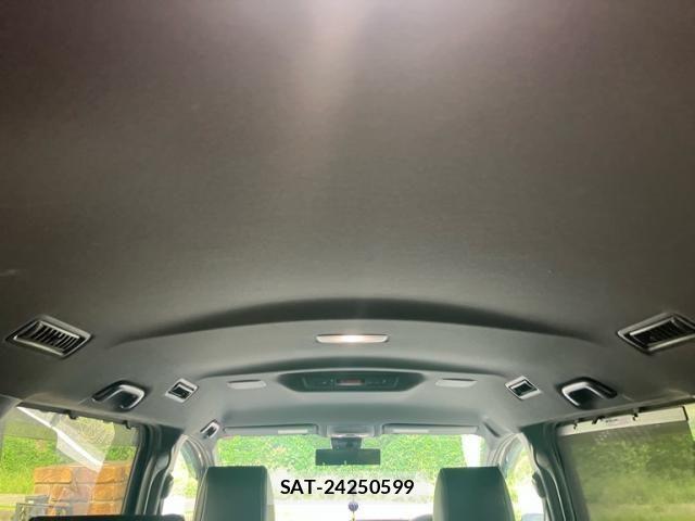 Toyota VOXY 2018-02 8851037-10