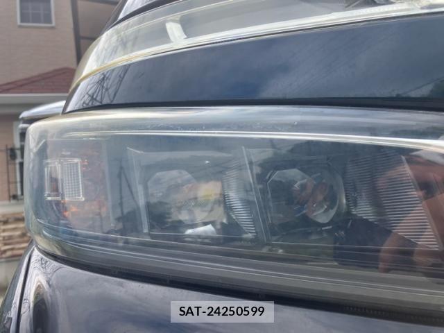 Toyota VOXY 2018-02 8851037-12