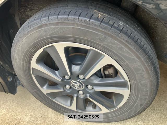 Toyota VOXY 2018-02 8851037-16