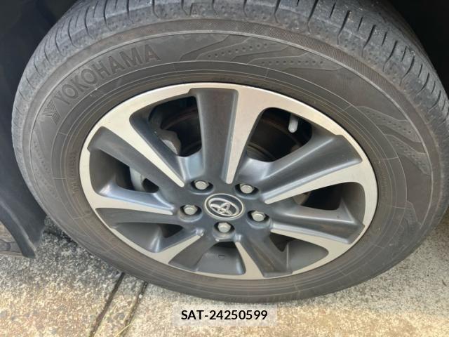 Toyota VOXY 2018-02 8851037-17