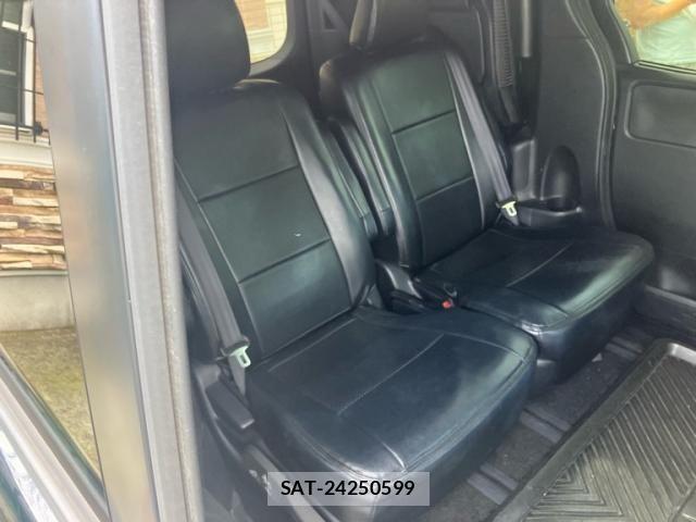 Toyota VOXY 2018-02 8851037-18