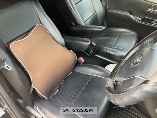 Toyota VOXY 2018-02 8851037-19