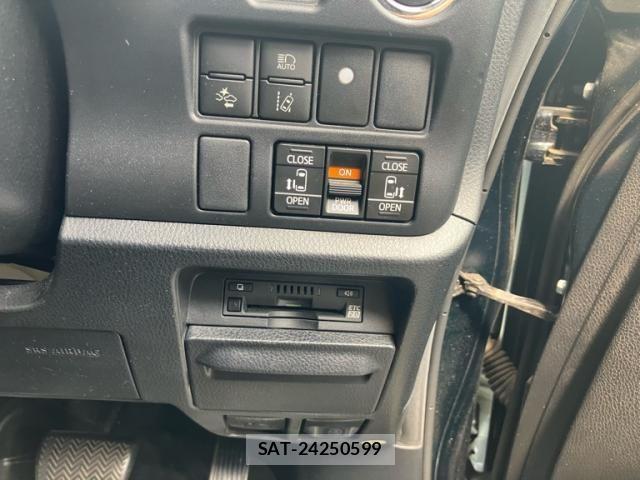 Toyota VOXY 2018-02 8851037-20
