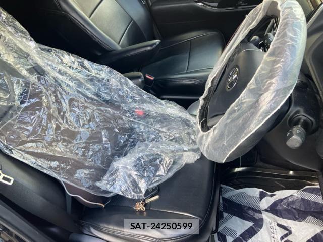 Toyota VOXY 2018-02 8851037-24