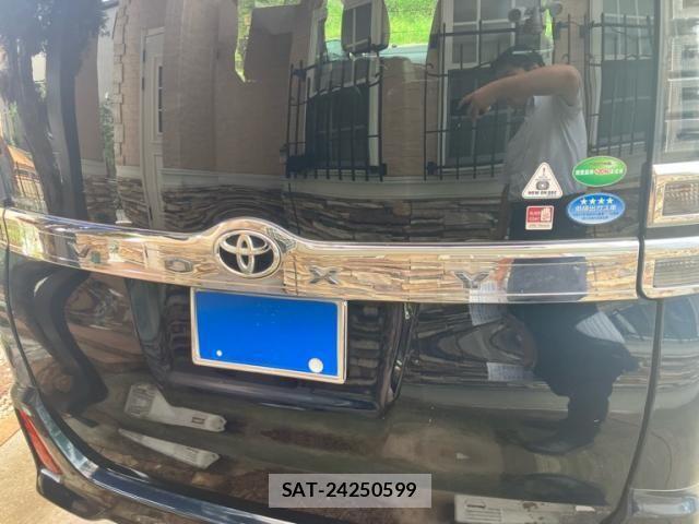 Toyota VOXY 2018-02 8851037-3