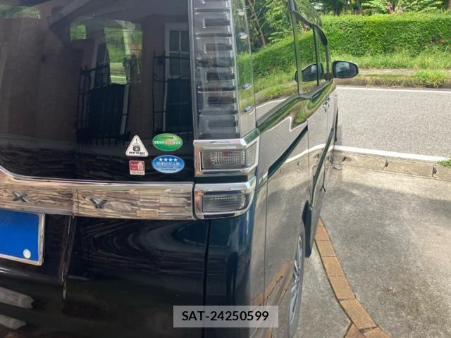 Toyota VOXY 2018-02 8851037-4