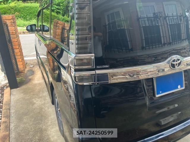 Toyota VOXY 2018-02 8851037-5