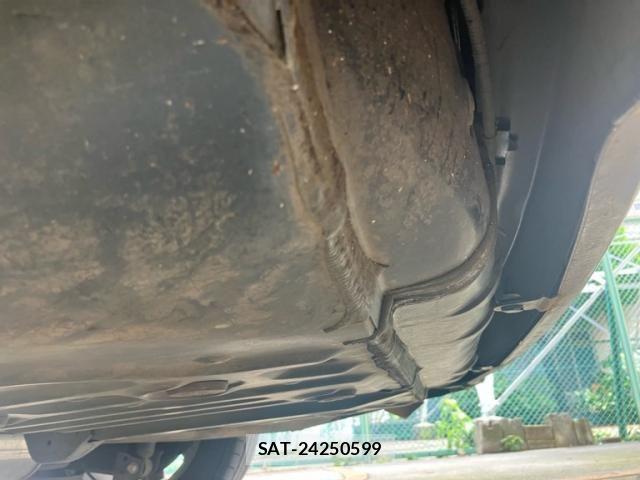 Toyota VOXY 2018-02 8851037-7