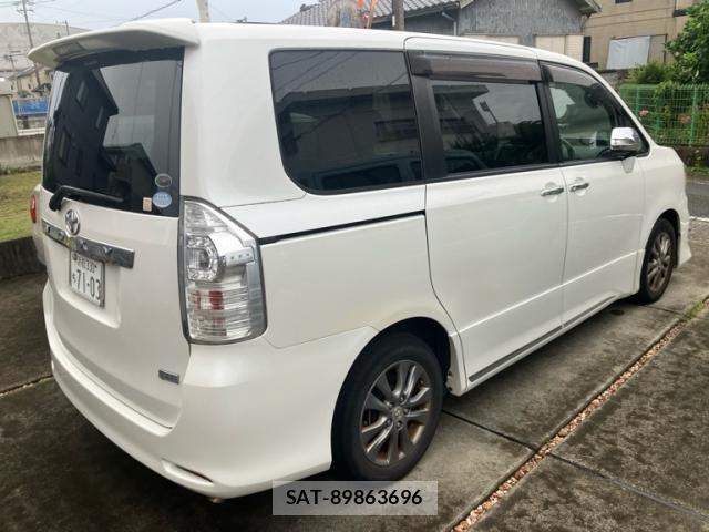 Toyota VOXY 2012-02 8851047-1