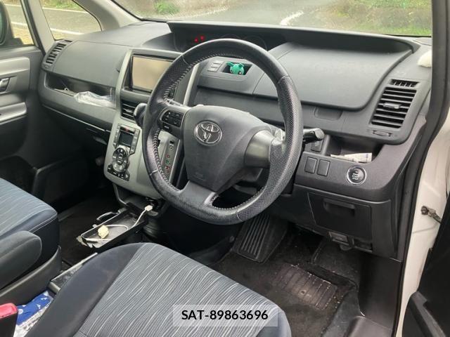 Toyota VOXY 2012-02 8851047-3