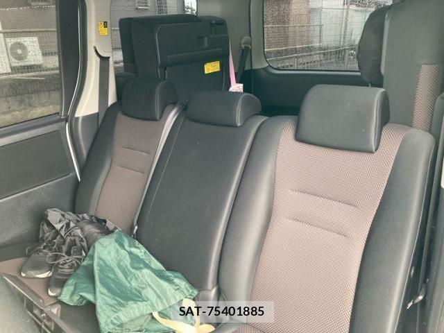 Toyota VOXY 2011-10 8872380-11