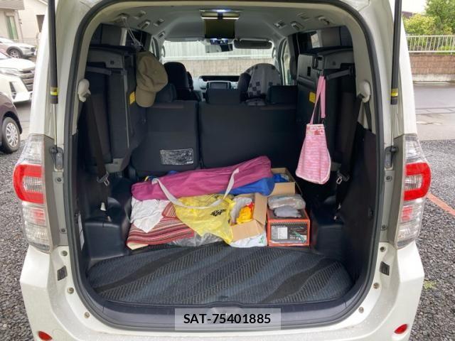 Toyota VOXY 2011-10 8872380-13
