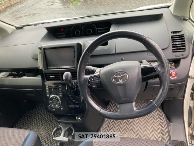Toyota VOXY 2011-10 8872380-16