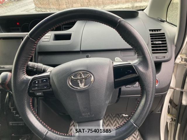 Toyota VOXY 2011-10 8872380-17