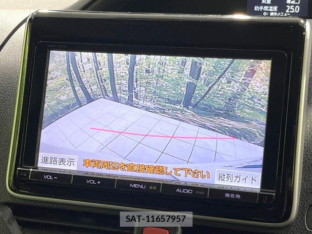 Toyota VOXY 2014-02 8872379-3