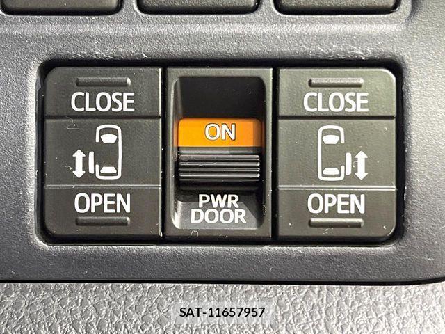 Toyota VOXY 2014-02 8872379-5