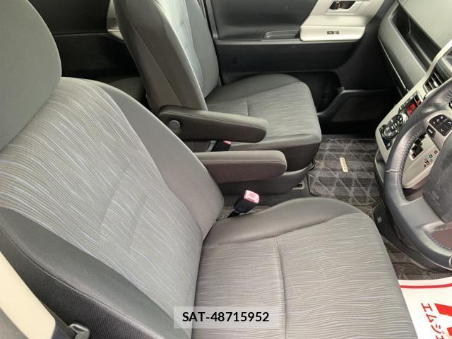Toyota VOXY 2011-11 8872378-19