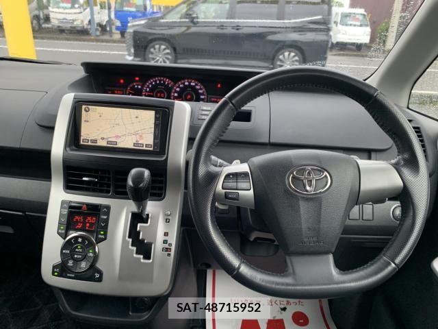 Toyota VOXY 2011-11 8872378-7