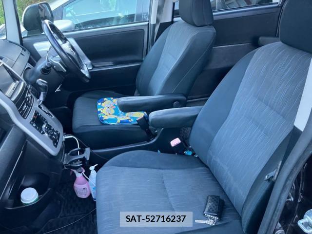 Toyota VOXY 2011-09 8872381-10
