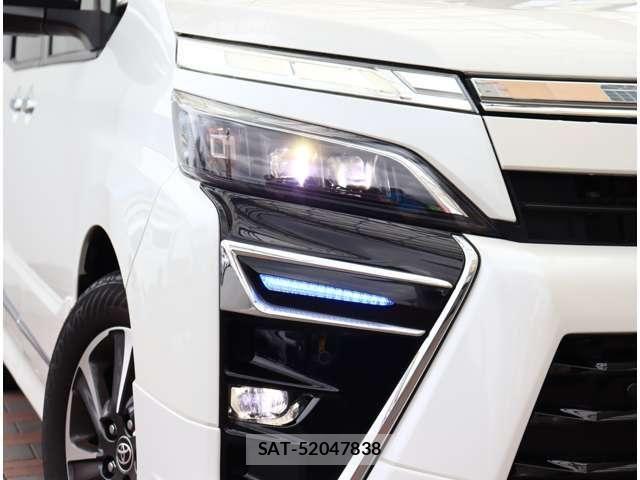 Toyota VOXY 2021-08 8882871-12