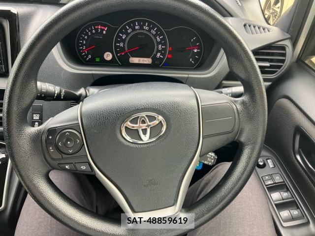 Toyota VOXY 2017-10 8882901-9