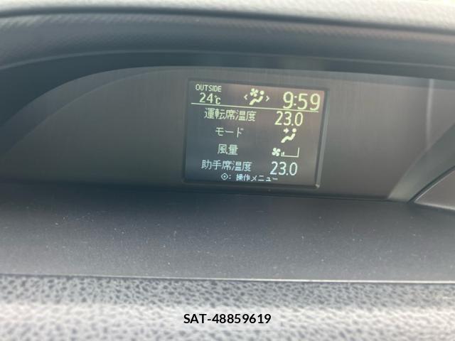 Toyota VOXY 2017-10 8882901-12