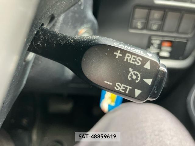 Toyota VOXY 2017-10 8882901-15
