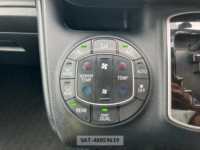 Toyota VOXY 2017-10 8882901-19